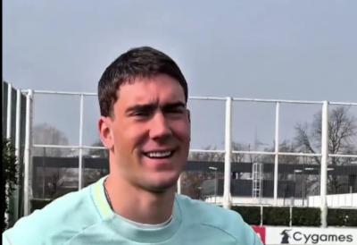 SRDAČNO JE DOČEKAN: Vratio se Dušan Vlahović (VIDEO)