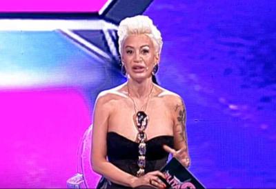 Izašla pred kamere sa flasterom: Dušica Jakovljević sa osmehom i bez objašnjenja o povredi vodila emisiju