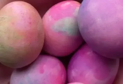 Farbanje jaja sodom bikarbonom zaludelo mreže: Za par minuta dobijate magične šare koje izgledaju nestvarno