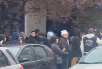 Divljanje na ulicama Kule: Provokacije, napadi i sukobi sa policijom ispred odbora SNS (VIDEO)