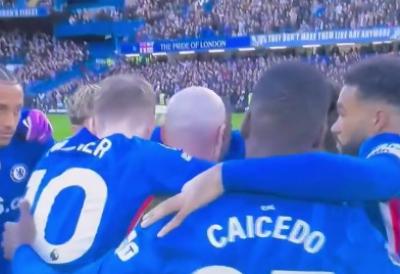 FUDBALERI ČELSIJA SE GRLILI SA SUDIJOM: Nezapamćena scena pred meč Premijer lige (VIDEO)