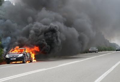 Buktinja na magistralnom putu Užice - Zlatibor: Automobil se zapalio u vožnji