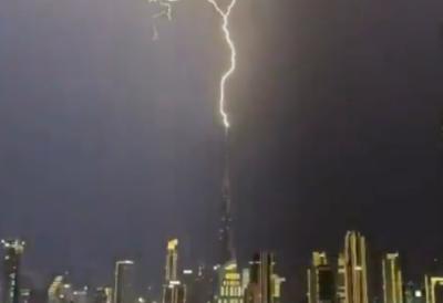 Zabeležen direktan udar groma u Burdž Kalifu: Dubai u haosu – sevaju munje, ulice poplavljene, građani upozoreni (VIDEO)