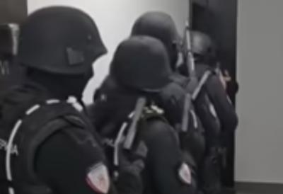 Beograđanin sa Interpolove poternice uhapšen u Banjaluci: Policija pod punom opremom upala u stan, skrivao se pod lažnim identitetom (VIDEO)