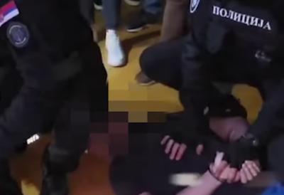 Oteli muškarca, naterali ga da snimi i objavi video: Uhapšeni mladići u Beogradu - policajci im upali u stan (VIDEO)