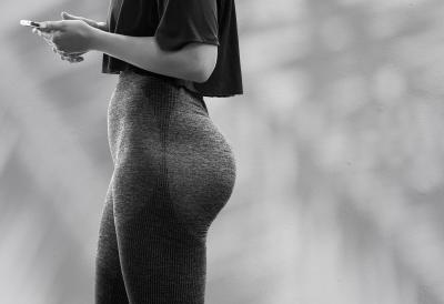 "Pristojna devojka to neće nositi na ulici" Društvene mreže u Srbiji se usijale zbog uskih helanki - vulgarno ili lepo?