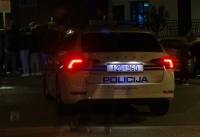 Kolima nasrnuo na pešake pa potegao pištolj na njih: Dvojica hospitalizovani sa teškim povredama, osumnjičenui (26) pobegao sa lica mesta - podignuta optužnica