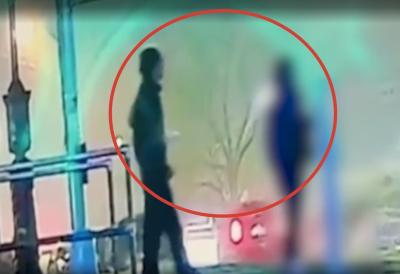 Uznemirujuće: Tinejdžer (18) nožem iskasapio majku troje dece na ulici pa se dao u beg - ovaj detalj je najneverovatniji obrt u priči, evo kako se sve odigralo