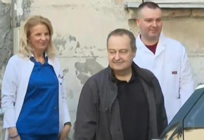 DAČIĆ UPRAVO IZAŠAO IZ BOLNICE Nasmejan, rukovao se s lekarima i poručio svima samo jedno
