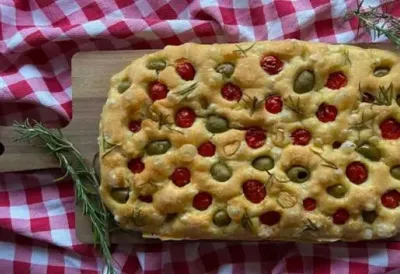 Fokača – recept za najsočniji i najmekši italijanski hleb! Pecivo sa sušenim paradajzom, maslinama i ruzmarinom - miris Mediterana u vašoj kuhinji za 30 minuta