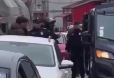 (VIDEO) Blokaderi nastavili sa brutalnim napadima: Njih 10 nasrnulo na aktivistu SNS-a pa mu uljem polivali kočnice - policija munjevito reagovala hapšenjem