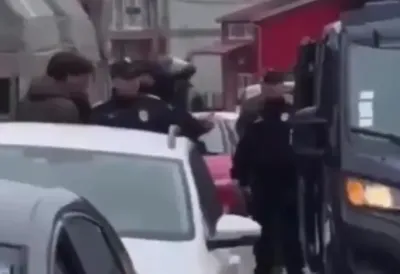 Privedeno 15 osumnjičenih za napad na aktivistu SNS u selu Ratari: Palice, biber sprej i municija pronađeni u vozilu