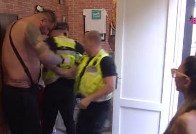 Obezbeđenje pokušava da pomogne Janjušu - pribili ga uz zid, ozbiljne scene u rijalitiju nakon napada