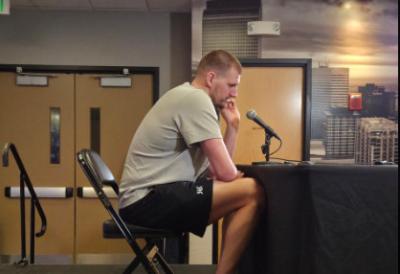 POSLEDNJI KRIK MODE: Navijači ne mogu da veruju šta je Jokić obuo na konferenciji za medije (FOTO)