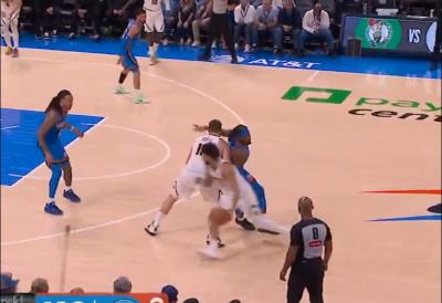 Šta nije u redu sa ovim momkom? Novi "prljav" potez zvezde Tandera - Ovoga puta je Jokić bio žrtva (VIDEO)