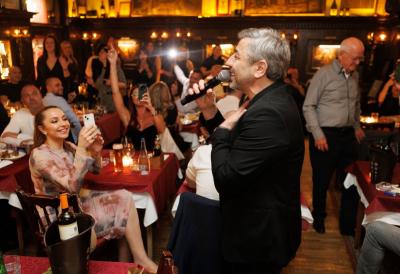 Jovan Perišić prvi put zapevao u restoranu Dva Jelena – atmosfera za pamćenje