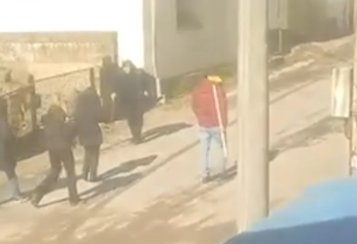 Skandal u Kladovu: Blokaderi zastrašuju građane koji izlaze na glasanje - motkama nasrću i zastrašuju birače (FOTO)