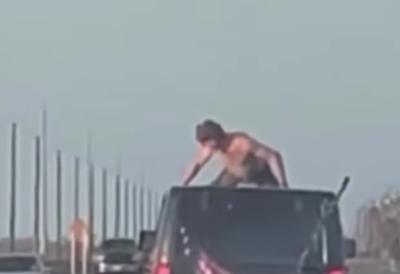 (VIDEO) Mladić (22) plesao na krovu automobila a onda usledio užas: Pijani vozač izazvao karambol, delovi vozila rasuti po putu - na licu mesta konstatovane teške povrede