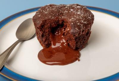 Lava kolač sa kremastom sredinom: Najukusniji čokoladni desert koji osvaja na prvi zalogaj i uspeva iz prve