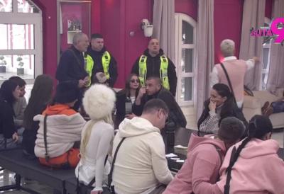 Pršti na sve strane: Pobesneli Uroš sada zaratio sa Lepim Mićom i to zbog Aneli, obezbeđenje ne izbija iz Bele kuće