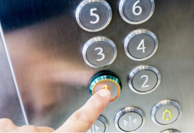 Stravičan incident u stambenoj zgradi: Lift naglo propao, tinejdžerka zadobila teške povrede