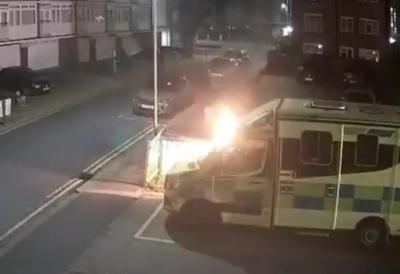 (VIDEO) Odjeknule jake eksplozije tokom noći: Zapaljeno više vozila, građani izuzetno uznemireni a na jedno se sumnja - maskirane osobe izvele napad, policija traga za počiniocima