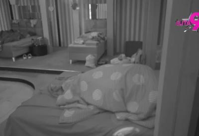 Puca krevet, tresu se zidovi: Luka, posle svađe sa Anitom, pod jorganom ubacio u 5. brzinu, celim Šimanovcima odzvanjaju njeni uzdasi