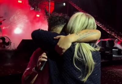 Marija Šerifović prekinula koncert i pala joj u zagrljaj - puca od emocija, a pao i poljubac pred svima