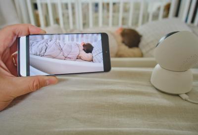 Mislila je da beba mirno spava, a onda je pogledala bejbi monitor: "KRV MI SE SLEDILA!"