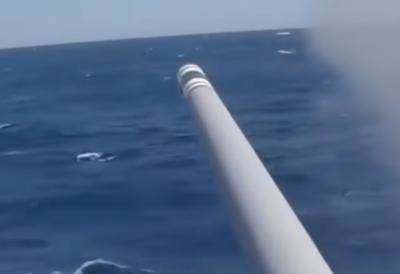 Putnicima stigla jeziva poruka a onda se svaki kontakt gubi: Za par metara izbegnuto sveopšte stradanje, iranski dronovi se obrušili tik uz kruzer pun ljudi - zavladali opšti šok i panika