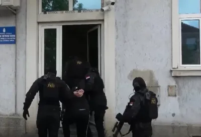 Ovako je uhapšen ranjeni muškarac na Novom Beogradu: Pao u velikoj akciji zajedno sa još šest članova kriminalne grupe - sada je upucan kada je izašao iz zatvora na vikend?!