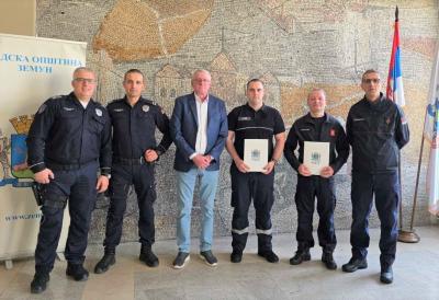 URUČENE MESEČNE NAGRADE POLICAJCU I VATROGASCIMA