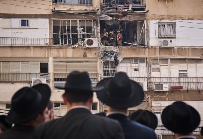 (FOTO) Iran ispalio balistički projektil prema Tel Avivu: Pogođena zgrada, dramatični prizori sa lica mesta