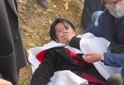 (VIDEO) Političar nakon napada ostao da leži na zemlji: Dramatičan prizor iz Japana, muškarac u masi ljudi mu zadao povrede, policija odmah reagovala - razlog sukoba šokantan