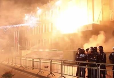 (VIDEO) Tirana gori, bačeni molotovljevi kokteli na zgradu Edija Rame: Policija urgirala vodenim topovima, haosi i političke tenzije se ne smiruju