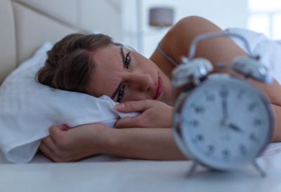 Budite se umorni i posle 8 sati sna? Ovo je skriveni razlog koji mnogi ignorišu – a lako se rešava