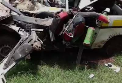 (VIDEO) Stravična nesreća, najmanje 15 mrtvih: Sudar minimusa i kamiona, vozila smrskana do neprepoznatljivosti a delovi rasuti po zemlji