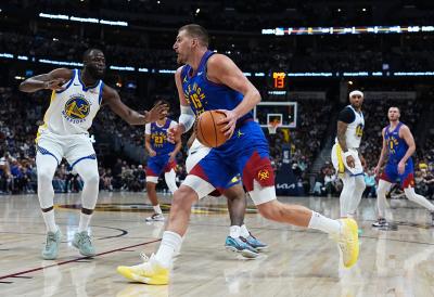 DENVER U SERIJI POBEDA: Nikola Jokić demonstrirao silu i protiv Golden Stejta (VIDEO)