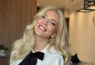 Ni mesec dana nakon porođaja Nikolina Kovač oduševila izgledom: Pevačica utegnuta u suknji pokazala zavidnu liniju