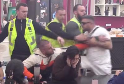 Obezbeđenje pokušava da zaustavi pomahnitalog Asmina Dudžića - zaleteo se preko stola