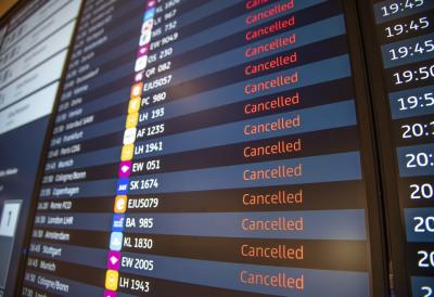 (VIDEO) Hiljade putnika na Kipru u ozbiljnom problemu: Letovi masovno otkazani, nema odlaska ali ni ulaska u zemlju - napad dronovima uneo neviđenu uzbunu na ostrvu