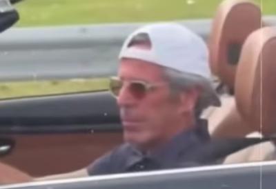 Snimak muškarca u kabrioletu šokirao svet: Ljudi uvereni da je to Džefri Epstajn, društvene mreže gore od reakcija (FOTO/VIDEO)