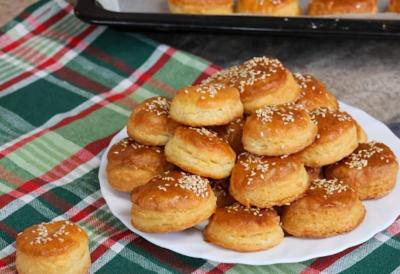 Pogačice sa sirom od samo 3 sastojka - jeftin, brz i LAK DORUČAK! Testo je toliko mekano da se topi u ustima
