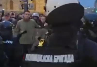 BLOKADER MUČKI UDARIO POLICAJCA METALNOM ŠIPKOM U GLAVU: Divljaju ispred Rektorata, nasrću na policiju, vređaju pa potežu pesnice (VIDEO)