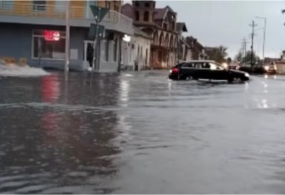Nevreme napravilo haos u ovom gradu u Srbiji: Ulice pretvorene u reke, automobili 