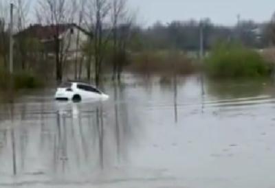 "Umalo poginuo pred našim očima" Drama u Prijedoru: Bujica odnela automobil, meštani izvukli vozača (VIDEO)