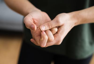 Pucketanje prstima vas oslobađa nervoze i stresa, ali lekari upozoravaju da može imati ozbiljne posledice