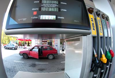 Cene na pumpama probile plafon: Prava opasnost tek dolazi i pored pada cene nafte - gorivo u regionu sve skuplje, ako Ormuz ne proradi uslediće cunami