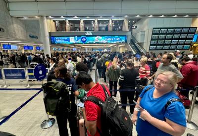 Na ovom aerodromu putnici čekaju 3 sata samo da bi se čekirali: Putovanja pretvorena u pakao, ''Neka se saberu'' putnici besne - radnici ostali bez plata, evo o čemu se tačno radi