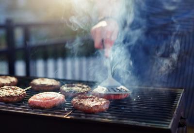 Roštiljanje ispred zgrade može završiti prijavom: Evo kada kršite zakon, kazne idu i do 25.000 dinara